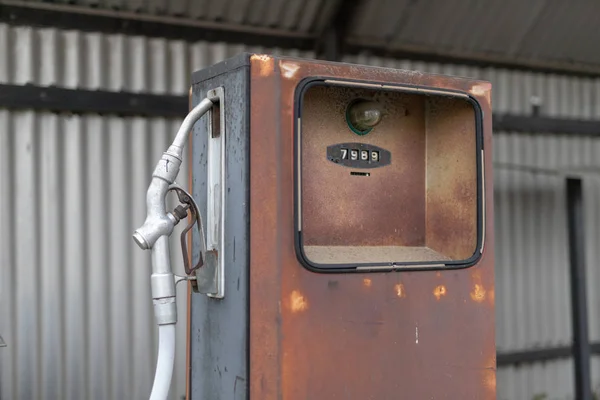 Velho Distribuidor Combustível Posto Gasolina Abandonado Campo Temporada Outono — Fotografia de Stock