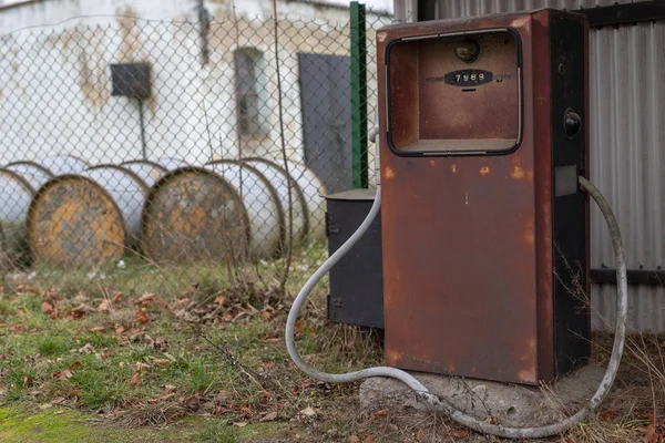 古い車の燃料分配器 田舎で放棄されたガソリン スタンド 秋のシーズン — ストック写真