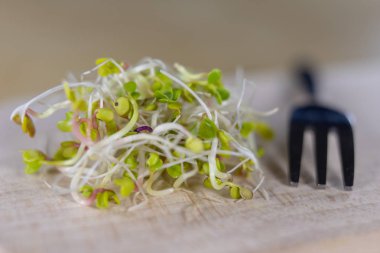 Bir fincan lezzetli bira metal bir tablo. Soğuk bir bira hizmet için hazır. Koyu arka plan.