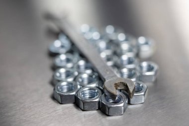İngiliz anahtarı ve fındık bir atölyede metal bir tablo. Mechaics küçük mekanik tamir için aksesuarlar. Açık renkli.