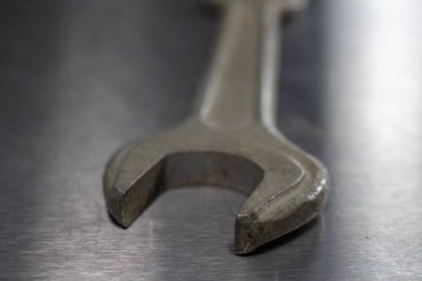 İngiliz anahtarı ve fındık bir atölyede metal bir tablo. Mechaics küçük mekanik tamir için aksesuarlar. Açık renkli.