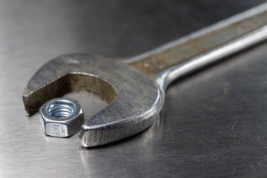 İngiliz anahtarı ve fındık bir atölyede metal bir tablo. Mechaics küçük mekanik tamir için aksesuarlar. Açık renkli.