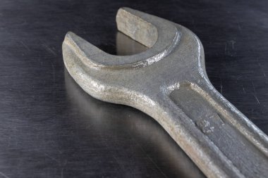 İngiliz anahtarı ve fındık bir atölyede metal bir tablo. Mechaics küçük mekanik tamir için aksesuarlar. Açık renkli.