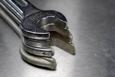 İngiliz anahtarı ve fındık bir atölyede metal bir tablo. Mechaics küçük mekanik tamir için aksesuarlar. Açık renkli.