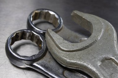 İngiliz anahtarı ve fındık bir atölyede metal bir tablo. Mechaics küçük mekanik tamir için aksesuarlar. Açık renkli.