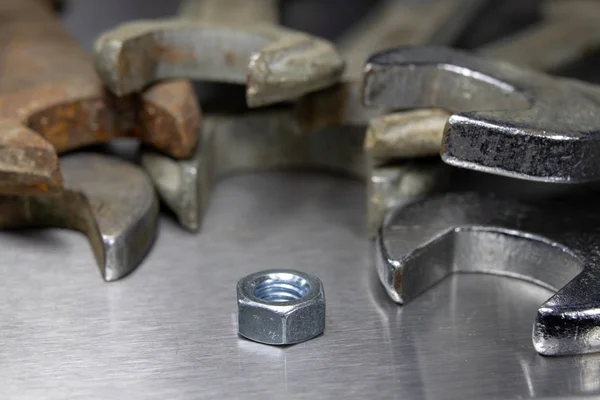 Schraubenschlüssel Und Muttern Auf Einem Metalltisch Einer Werkstatt Zubehör Für — Stockfoto