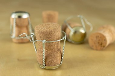 Ahşap bir masa şampanya mantarlar. Korumaları ve prizler New Year's Eve sonra tel. Açık renkli.