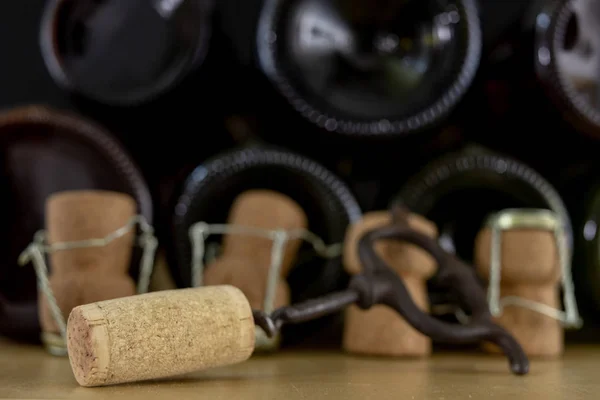 Cavatappi Stappare Vino Vecchi Tappi Tavolo Legno Vecchi Accessori Vino — Foto Stock