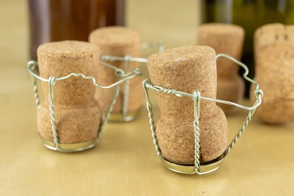 Kurken Uit Champagne Een Houten Tafel Bescherming Van Draad Stekkers — Stockfoto