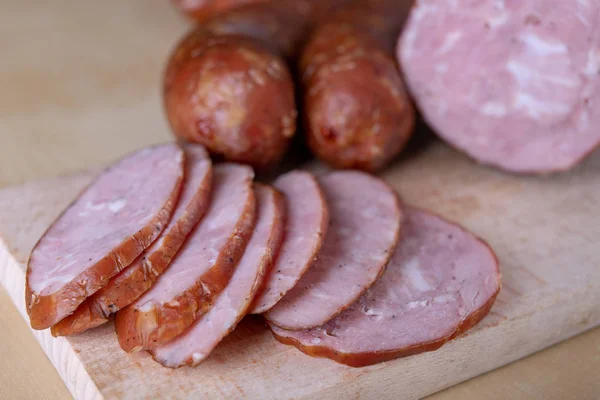 Smakelijk Vers Worst Gerookt Keukentafel Smakelijke Vlees Bereid Voor Thuis — Stockfoto