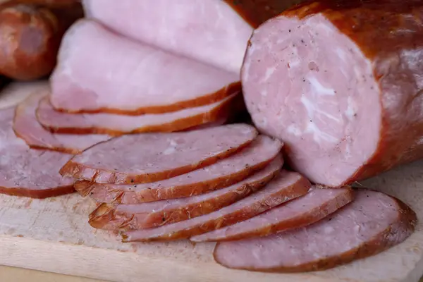 Sabrosas Salchichas Frescas Mesa Cocina Golosinas Preparadas Para Ceremonia Casa — Foto de Stock