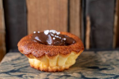 Lezzetli kek Çikolata ve kitap kaybı ile dekore edilmiştir. Tatlı mutfak ahşap bir masa üzerinde. Açık renkli.
