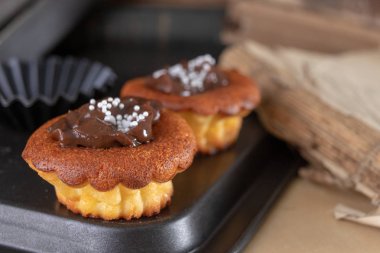 Lezzetli kek Çikolata ve kitap kaybı ile dekore edilmiştir. Tatlı mutfak ahşap bir masa üzerinde. Açık renkli.