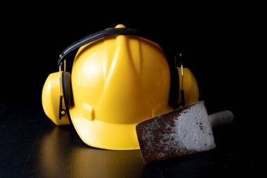 Çimento ve kask siyah bir tablo için araçlar. İnşaat işçileri için aksesuarlar. Koyu arka plan.