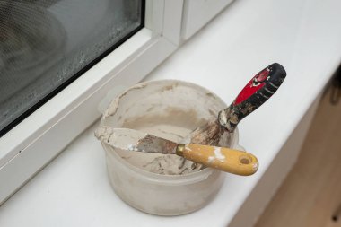 Yeni bir daire duvarında macun uygulamak. Yenileme ve boyama duvar ev. Yer - ev çiftlik.