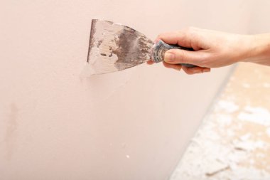 Eski boya duvar sıyırma. Yenileme ve daire duvar boyama. Yer - ev çiftlik.