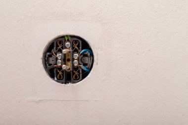 Elektrik prizine demonte. Yenileme ev grubundaki. Açık renkli.