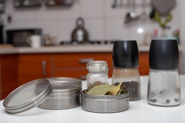 Baharat mutfak masasında kaplarda. Ev mutfak ekipmanları. Açık renkli.