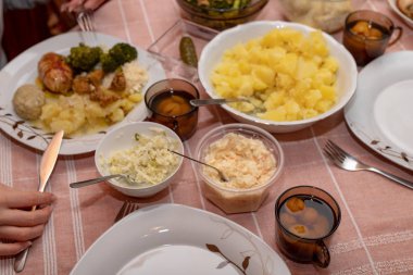 Bir ev yapımı akşam yemeği için hazırlanan yemekler. Mutfak masasında aile toplantısı. Açık renkli.