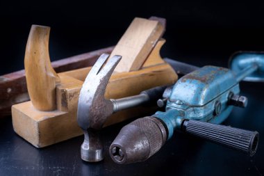 Bir marangoz atölyesi tablo için araçlar. Bir üretim işçisi için aksesuarlar. Koyu arka plan.