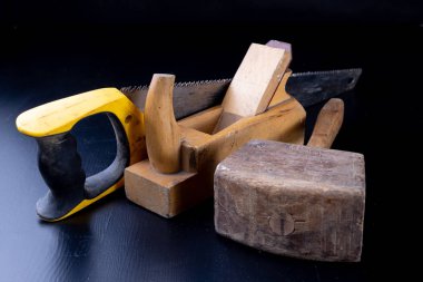 Bir marangoz atölyesi tablo için araçlar. Bir üretim işçisi için aksesuarlar. Koyu arka plan.