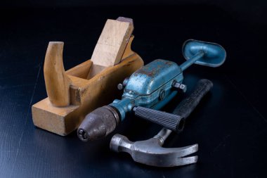 Bir marangoz atölyesi tablo için araçlar. Bir üretim işçisi için aksesuarlar. Koyu arka plan.