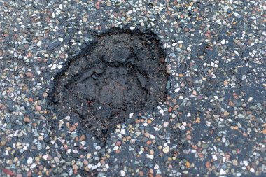 Asfalt yol delik. Yerel yol yüzeyi bozuk. Sezon sonbahar