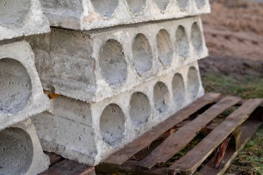 Bina tavan döşeme için hazırlanan bir betonarme döşeme. Besin maddeler ve içecekler.