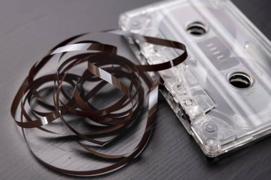 Ses kaseti ve kalem siyah bir tablo. Eski manyetik veri taşıyıcı. Koyu arka plan.