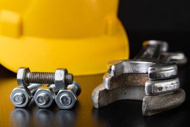 Vida, somun ve anahtarları bir atölye tablo. Araçlar ve aksesuarlar, mekanik. Siyah arka plan.