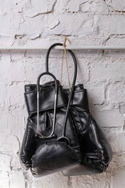 Siyah boks eldivenleri ve tıbbi bir stetoskop bir tuğla duvar. Eğitim aksesuarları. Beyaz arka plan.