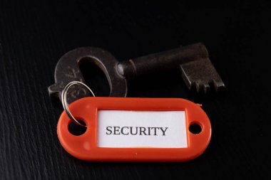 Siyah bir tablo üzerinde bir yazıt ile eski bir anahtar. Aksesuar ve anahtarının açıklaması Word'de atıfta sembolü. Siyah arka plan.