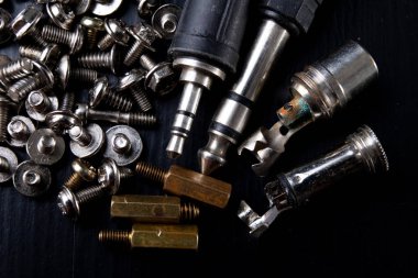 Eski elektronik konektörler ses için kullanılır. Mekanik elektronik aksesuarlar. Koyu arka plan.