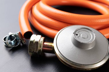 Regülatör propan bütan gaz silindir ve aksesuar Ahşap Atölyesi masada. Gaz aksesuarları atölye.