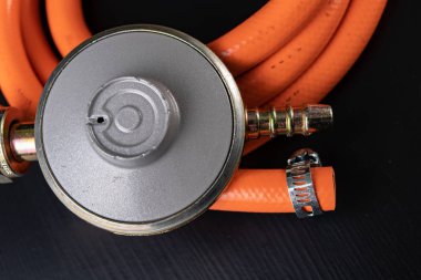 Regülatör propan bütan gaz silindir ve aksesuar Ahşap Atölyesi masada. Gaz aksesuarları atölye.