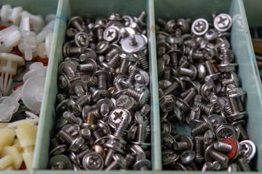 Bilgisayar setleri montaj için çeşitli vida. Mekanik elektronik aksesuarlar. Koyu arka plan.