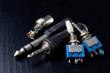 Eski elektronik konektörler ses için kullanılır. Mekanik elektronik aksesuarlar. Koyu arka plan.