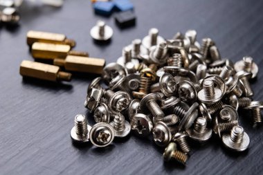 Bilgisayar setleri montaj için çeşitli vida. Mekanik elektronik aksesuarlar. Koyu arka plan.