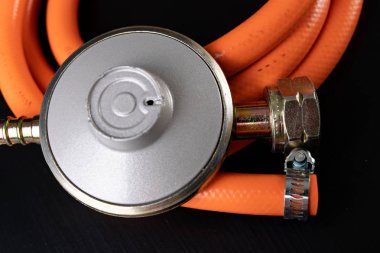 Regülatör propan bütan gaz silindir ve aksesuar Ahşap Atölyesi masada. Gaz aksesuarları atölye.