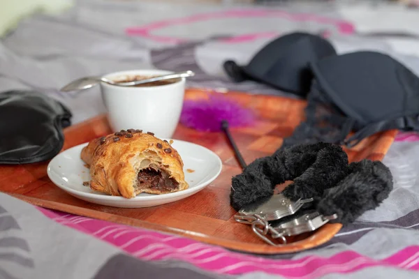 Kaffee Und Süßes Dessert Auf Einer Bettwäsche Erotische Gadgets Und — Stockfoto