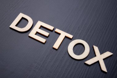 Yazıt harfler tahtadan masanın üstüne kesmek üzerinden ayarlandı. Word gerçekler. Koyu arka plan.