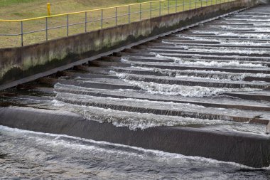 Küçük bir nehir üzerinde küçük bir baraj. Orta Avrupa'nın su Barajı. Kış sezon.