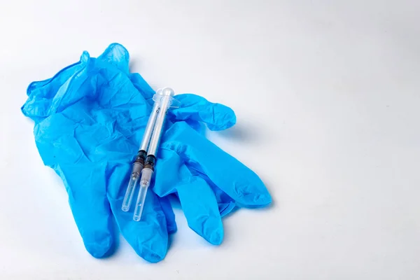 Een Kleine Injectiespuit Geneeskunde Doctor Handen Handschoenen Keukengerei Die Nodig — Stockfoto