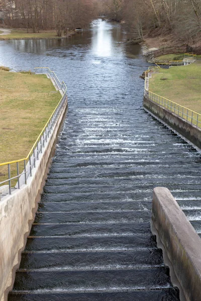 Liten Dam Liten Flod Vatten Dammen Centraleuropa Säsong Vinter — Stockfoto
