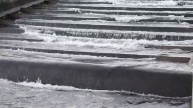 Küçük bir nehir üzerinde küçük bir baraj. Orta Avrupa'nın su Barajı. Kış sezon.