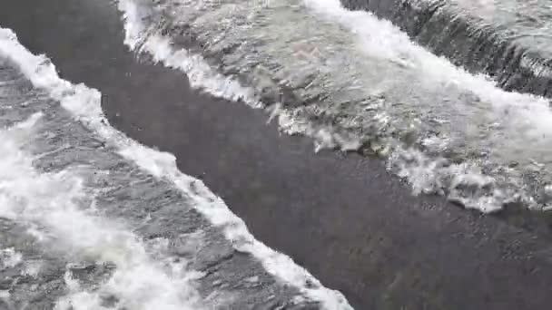 Küçük Bir Nehir Üzerinde Küçük Bir Baraj Orta Avrupa Nın — Stok video