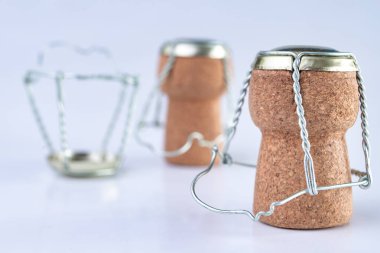 Şampanya mantar ve masanın üzerine metal sepet. Özel kapatma köpüklü şarap. Açık renkli.