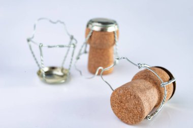 Şampanya mantar ve masanın üzerine metal sepet. Özel kapatma köpüklü şarap. Açık renkli.