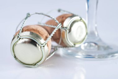 Şampanya mantar ve masanın üzerine metal sepet. Özel kapatma köpüklü şarap. Açık renkli.