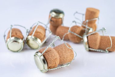 Şampanya mantar ve masanın üzerine metal sepet. Özel kapatma köpüklü şarap. Açık renkli.